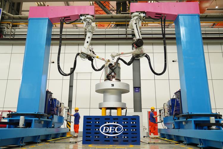 "一個(gè)廠房,兩個(gè)世界."這是記者走進(jìn)東方汽輪機(jī)焊接分廠的第一感受.